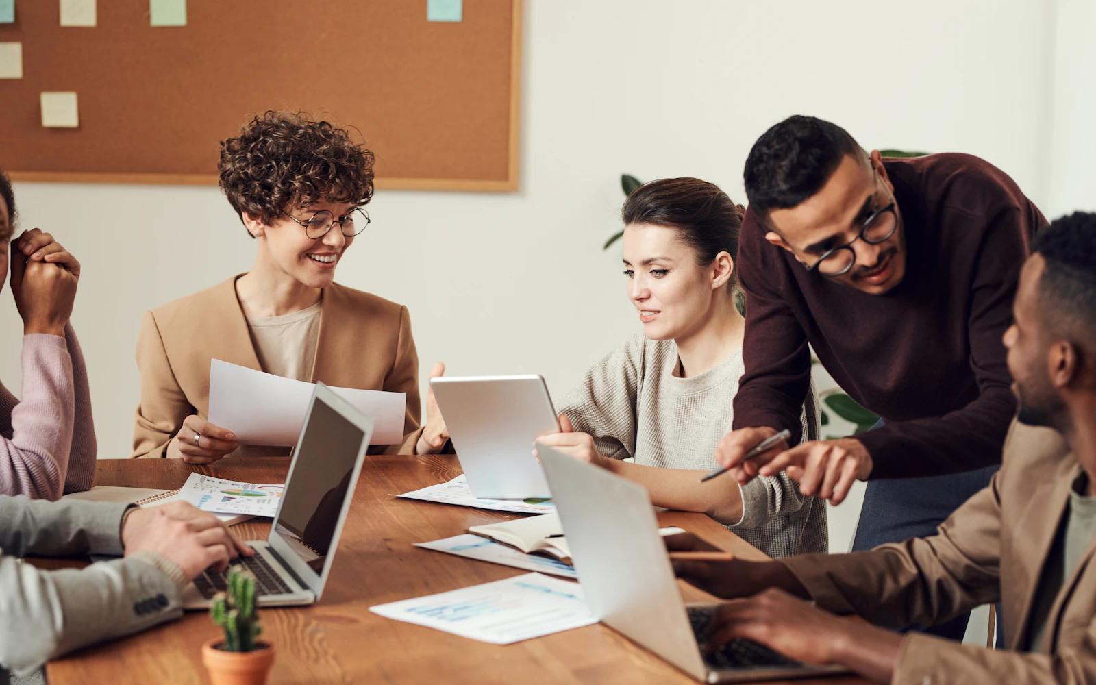 Equipe corporativa feliz em reunião estratégica com notebooks